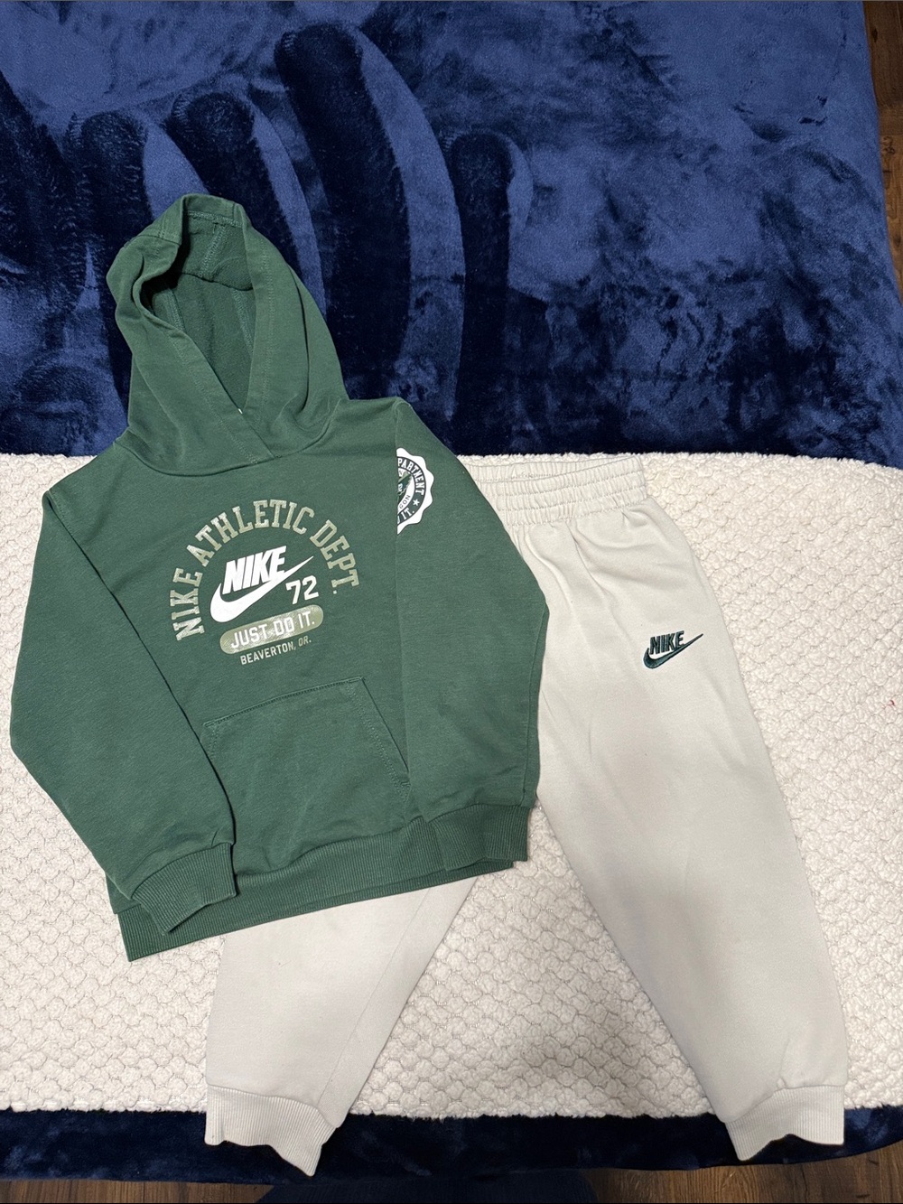 Nike Green Hoodie & Cream Jogger Sweatpants Set - Picture 1 of 1